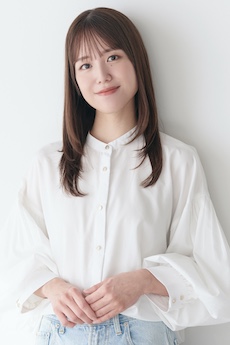 芳野由奈（バストアップ写真）